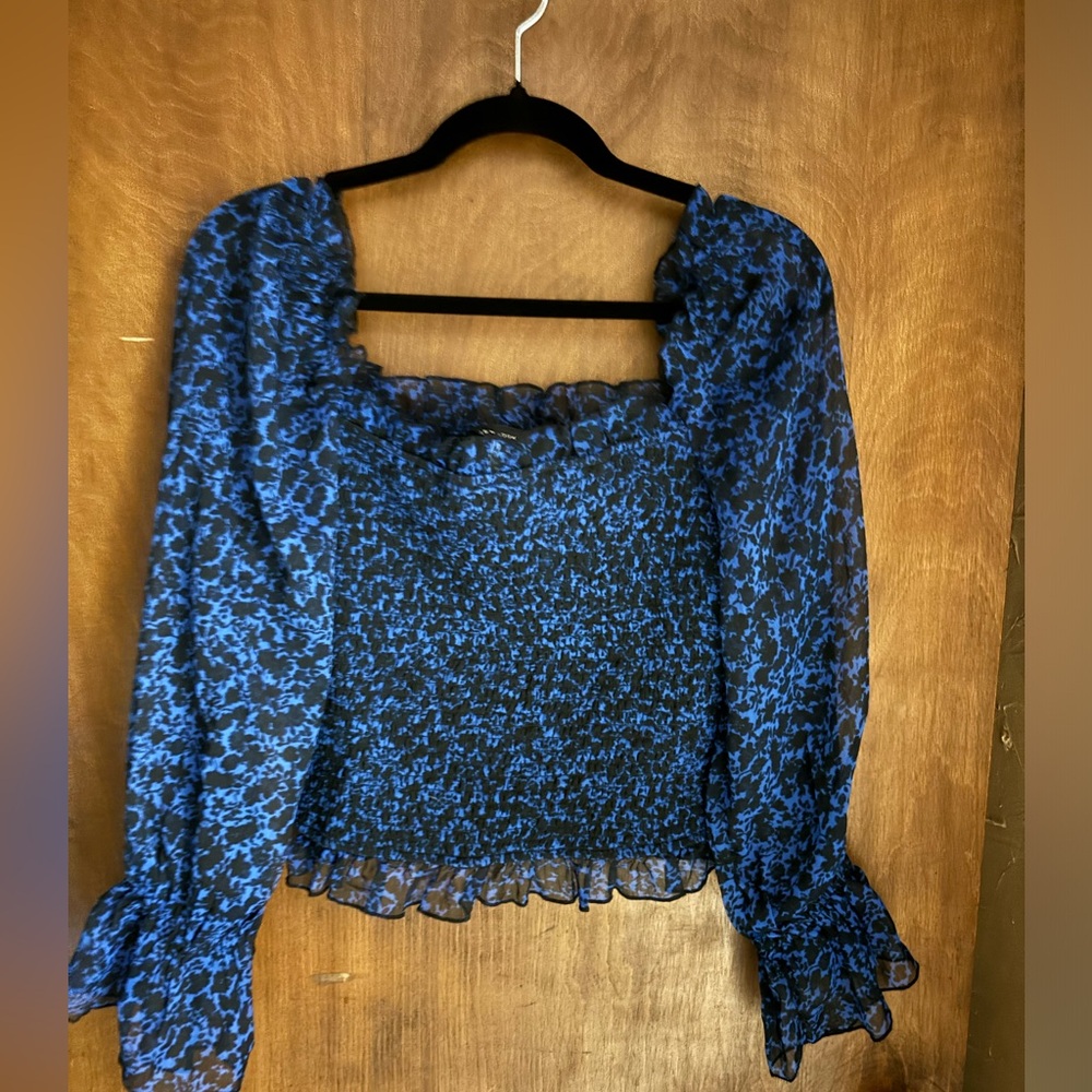 New Look NWOT Shirred Cropped Blouse Chiffon Material Blue and Black Floral